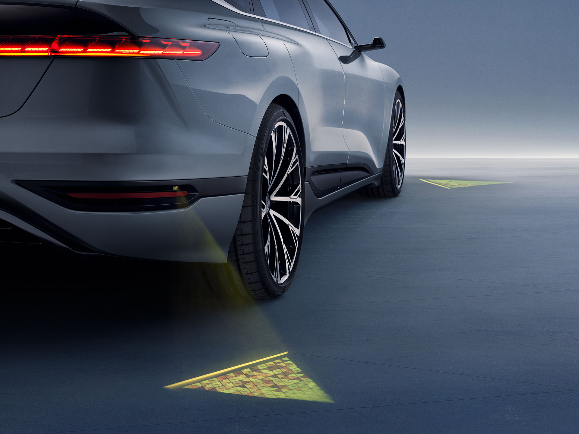 LED-Projektoren am Fahrzeug erzeugen leuchtende Dreiecke auf dem Boden. 