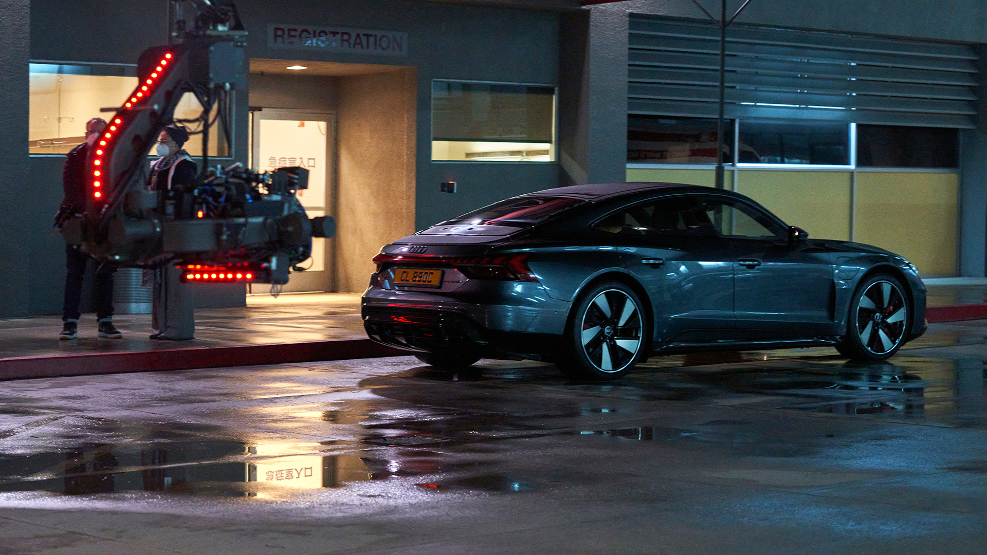 Heckansicht des Audi RS e-tron GT. Im Vordergrund ist ein Kameraarm zu erkennen.