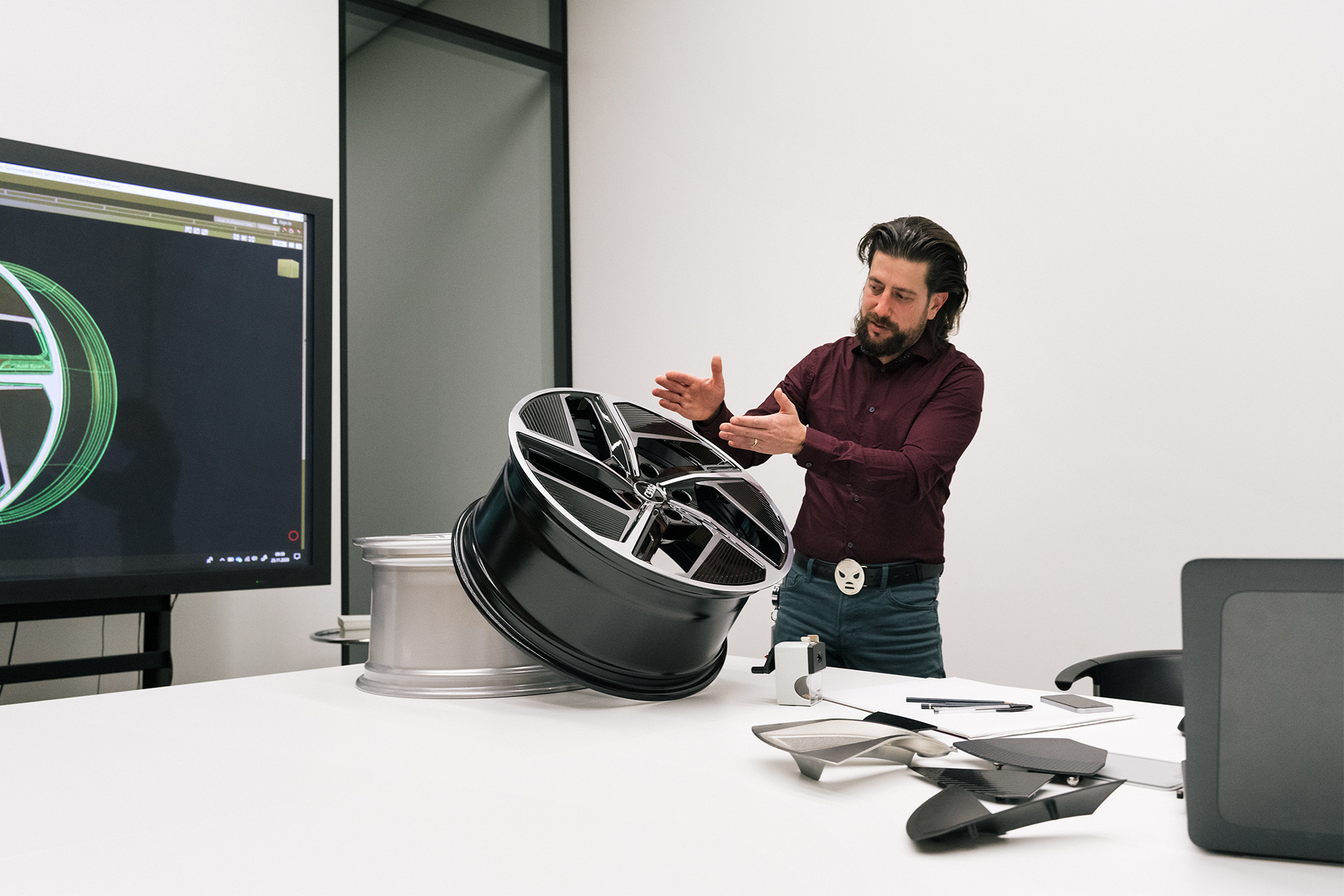 Audi Raddesigner Andreas Valencia Pollex erklärt das Aerorad.
