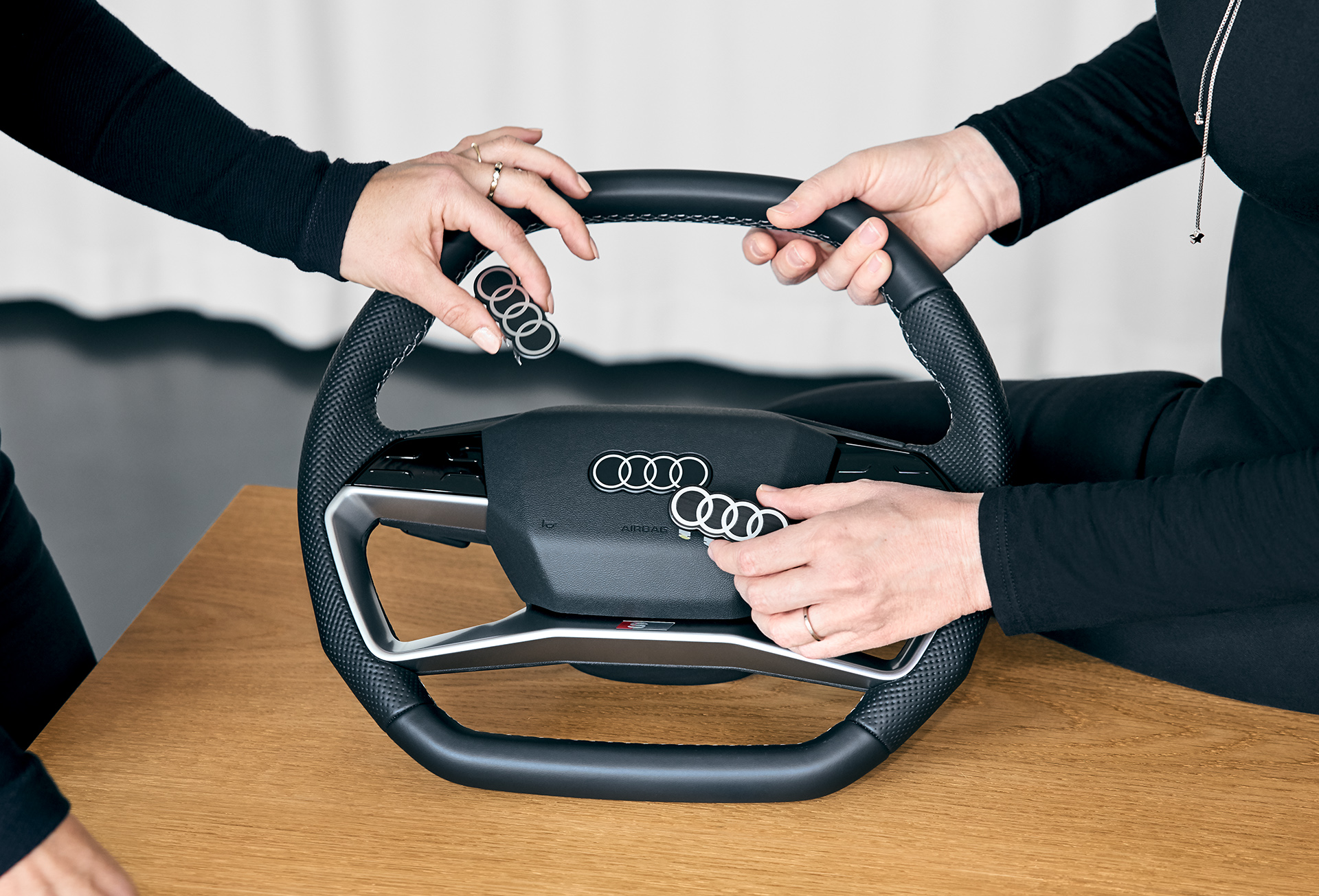 Die neuen Audi Ringe am Beispiel des Lenkrads des Audi Q4 e-tron