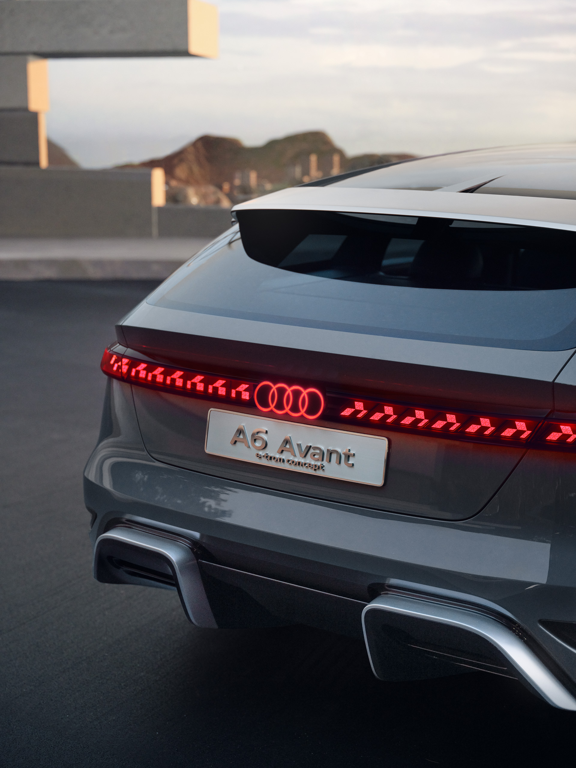 Heckansicht des Audi A6 Avant e-tron concept mit durchgezogenem Leuchtenband.